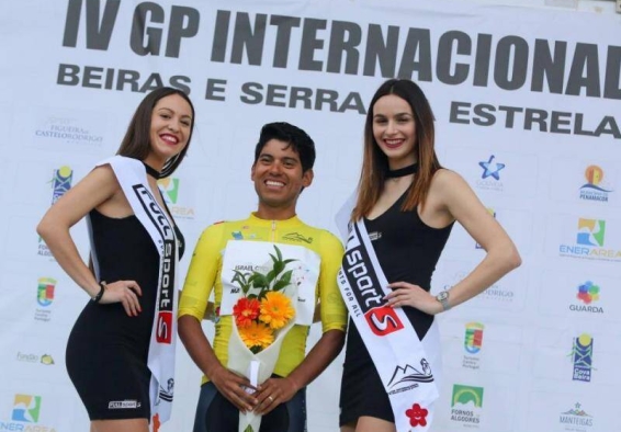 Ciclista recibe ramo de flores como reconocimiento