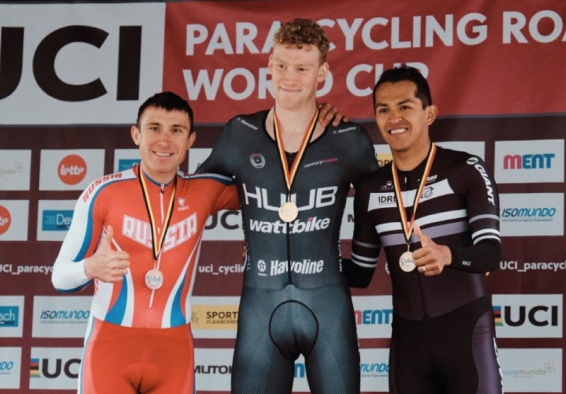 Deportistas de paracycling con sus medallas de reconocimiento
