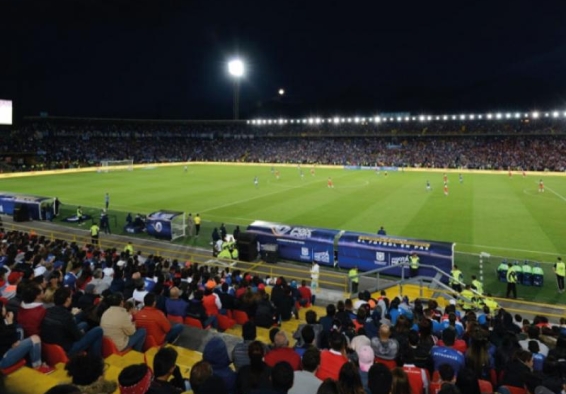 Vista lateral del estadio El Campín y su tribuna