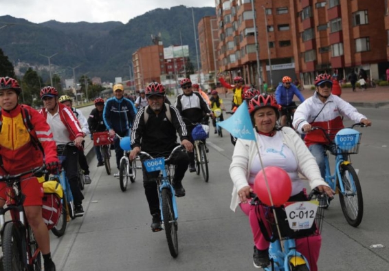 Personas en ciclovía