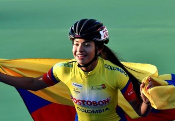 Patinadora sostiene bandera de Colombia