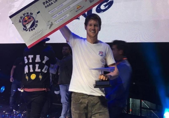Gabriel Carvajal sostiene cheque gigante