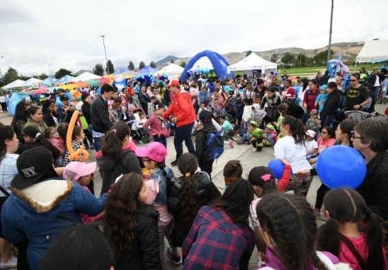 Personas participan de actividades en parque