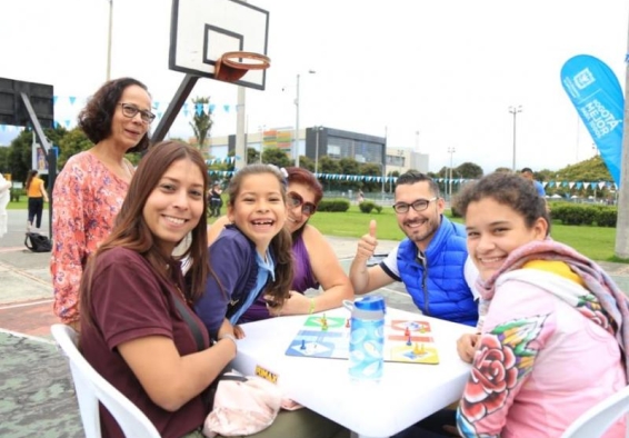 Personas juegan juego de mesa al aire libre