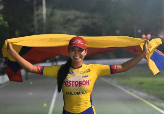 Deportista Natalia Bermúdez sostiene bandera de Colombia