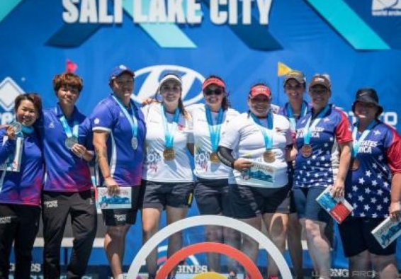 Deportistas sostienen medallas