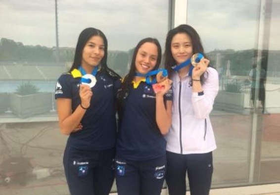 Deportistas sostienen medallas