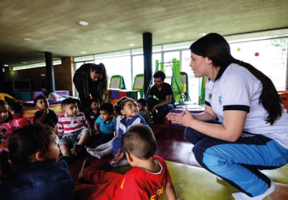 Profesora habla a niños pequeños
