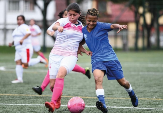 Mujeres en competencia de fútbol