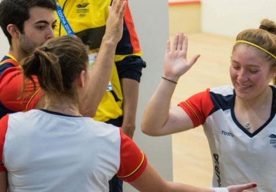 Deportistas de voleibol se saludan