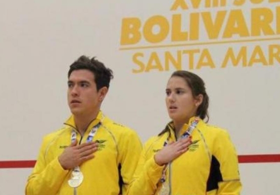 Deportistas de squash sostienen su mano derecha en su corazón