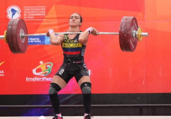 Deportista alza pesas