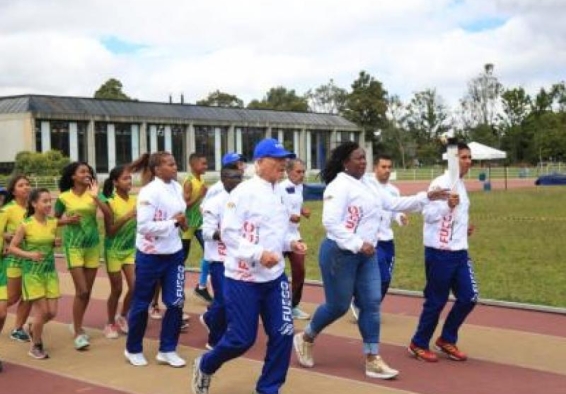 Deportistas corren en pista de atletismo