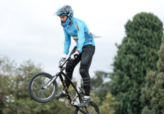 Carlos Ramírez en la pista BMX