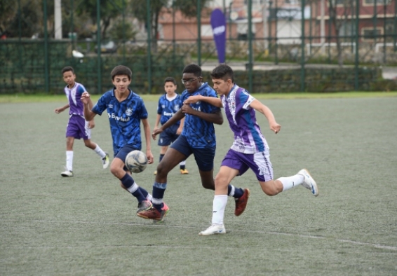 Jóvenes jugando fútbol