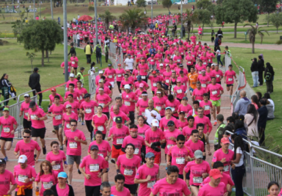 Personas participan en carrera