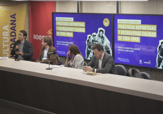 Varias personas en rueda de prensa