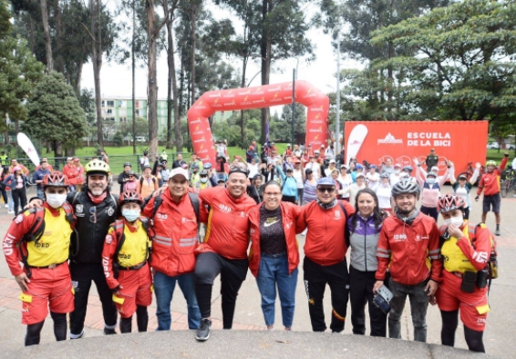Muchas personas en el parque Bosque San Carlos en la inauguración del punto de Escuela de la Bici