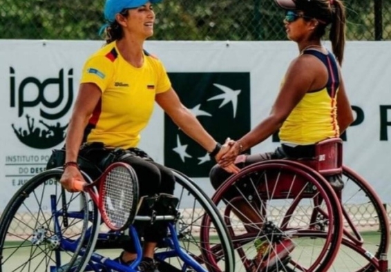 Johana Martínez (izq.) y María Angélica Bernal dándose la mano
