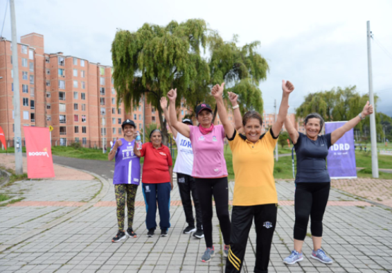 Varias mujeres levantando los brazos