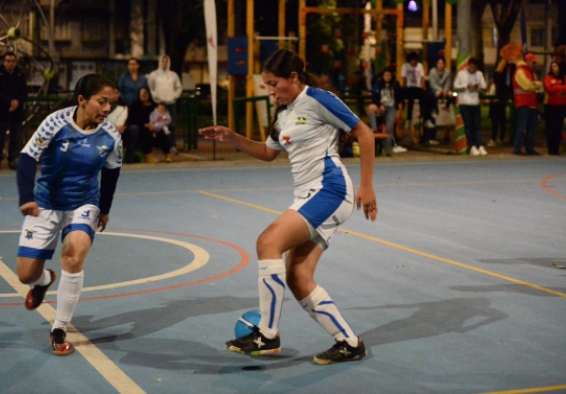 Mujeres jugando fútbol