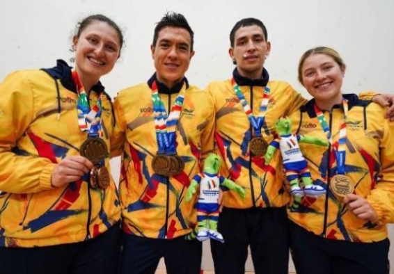 El Equipo Bogotá de Squash que ganó en los Juegos Bolivarianos. Aparecen (de izq. a der.) Laura Tovar, Miguel Ángel Rodríguez, Andrés Felipe Herrera y María Paula Tovar. Foto: IDRD/Andrés ROT.