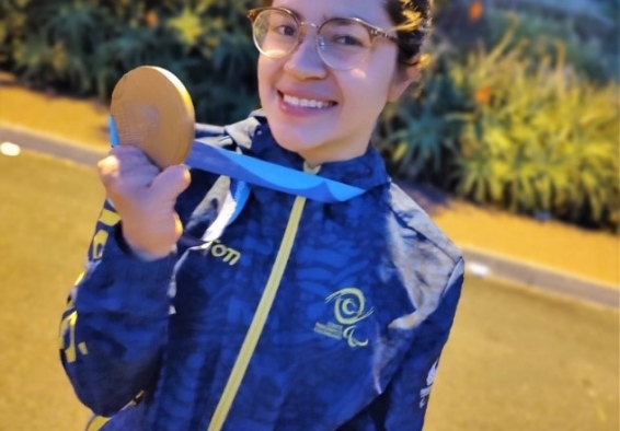 Laura González muestra la medalla