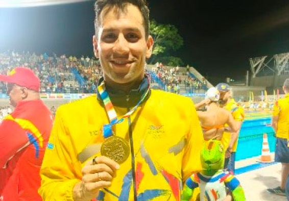 Ómar Pinzón con la medalla