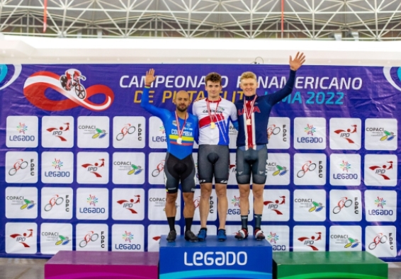 Jordan Parra (izq,.) logró dos medallas de plata en el Panamericano de Pista en Perú. Foto cortesía fedeciclismo.