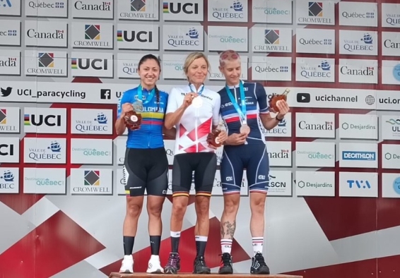 Paula Ossa (izq.), ganó medalla de plata en ruta en la Copa Mundo de Paracycling en Canadá. Foto cortesía Fedeciclismo.