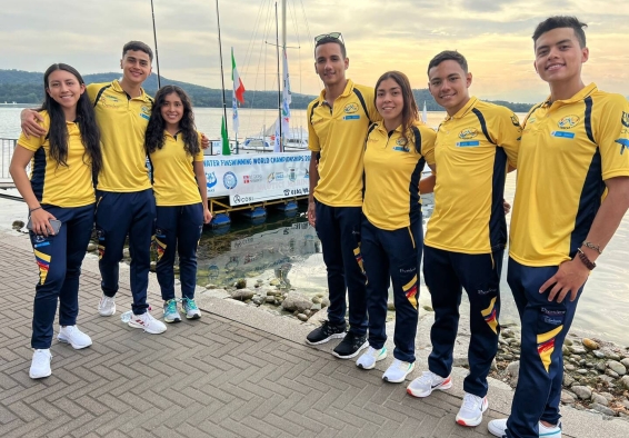 Los bogotanos en el Mundial de Natación con Aletas en Aguas Abiertas. (Izq. a der.) Estefanía Sánchez, Samuel Roa, Laura Saavedra, Alexander Jiménez, Valentina Botero, Andrés Guzmán y Neil Farid Betancur. Foto IDRD.