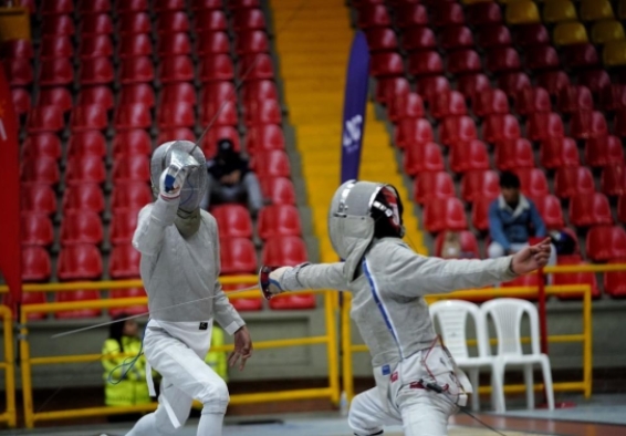Practica de esgrima en escenario de la ciudad
