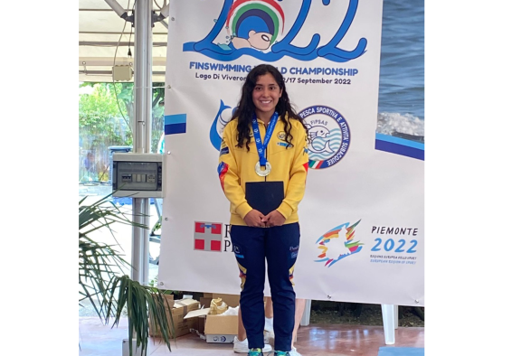 Laura Saavedra en el podio… subcampeona mundial del kilómetro en natación con aletas en aguas abiertas. Foto IDRD cortesía Fedecas.