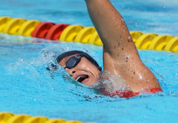 Deportista en competencia de natación
