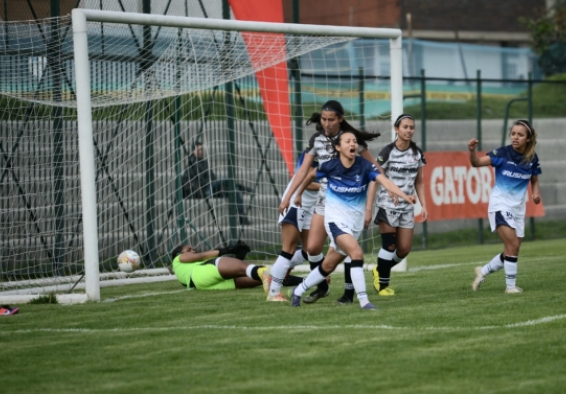 La Escuela Arnoldo Iguarán (blanco y azul), derrotó 2-1 a Kairos Soccer en el arranque del Torneo División Avanza de Fútbol Femenino. Foto IDRD/Lina Gasca.