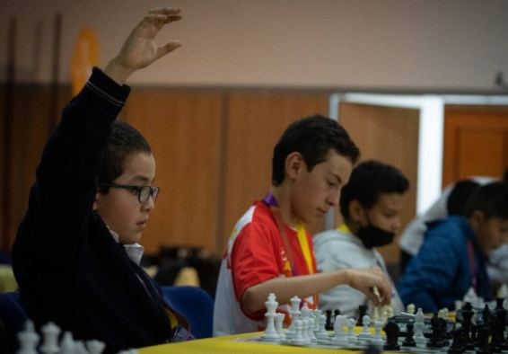 Jóvenes en competencia de ajedrez