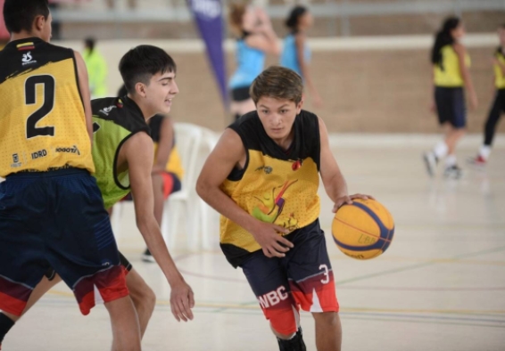 Competencia de baloncesto en los Juegos Distritales de la Juventud