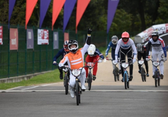 Competidores cruzando la meta en la pista de BMX
