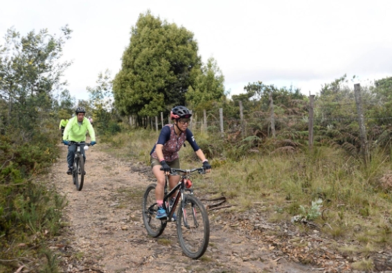 Dos ciclistas en actividad de Ciclomontañismo en zona rural