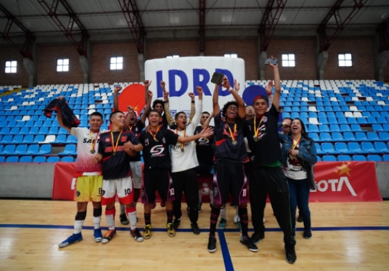 El colegio José Martí ganó en fútbol de salón en fútbol de salón masculino su cupo a la Fase Regional. Aquí celebran su título. Foto IDRD