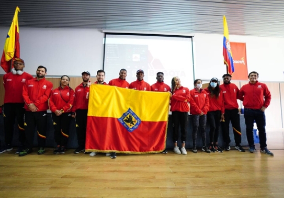 Deportistas del Equipo Bogotá recibiendo la bandera de Bogotá
