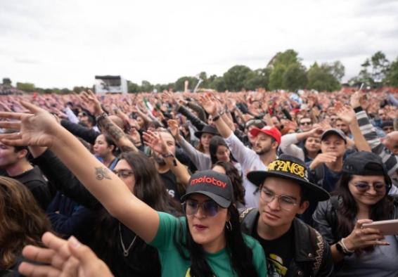 Asistentes al concierto des Festival Cordillera levantando las manos
