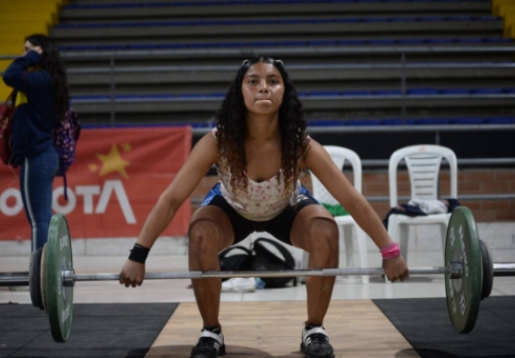 Mujer deportista en levantamiento de pesas