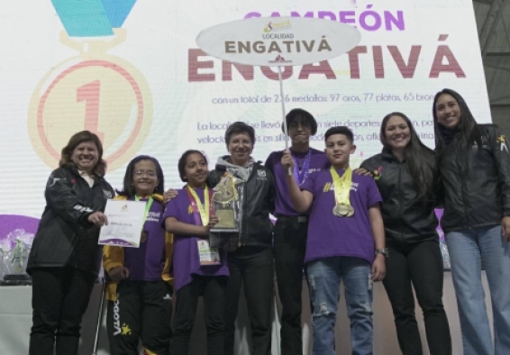 La alcaldesa de Bogotá y la directora del IDRD junto algunos participante de la localidad de Engativá