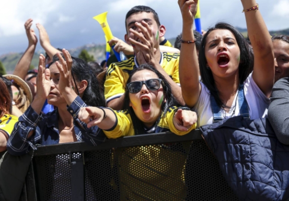 Varias personas celebrando con prendas de la selección Colombia de fútbol