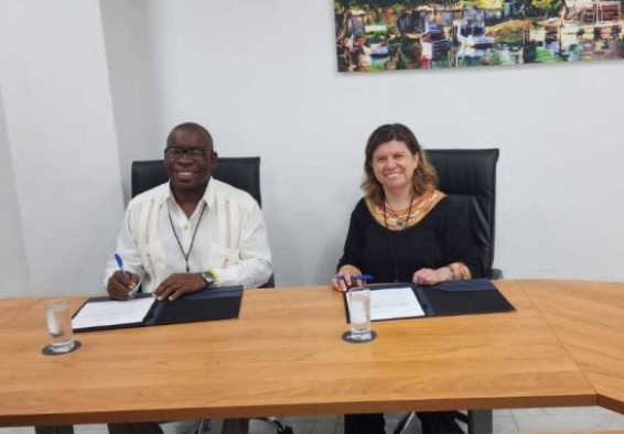 La directora del IDRD, Blanca Inés Durán, y el rector de la Universidad de las Ciencias de Cultura Física y Deportes (UCCFD), Silvano Merced, durante la reunión