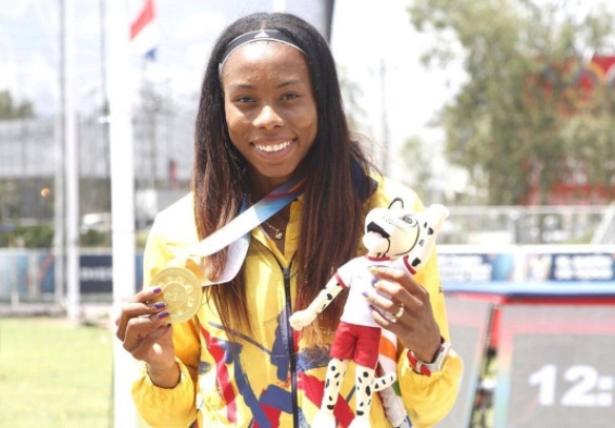 Evelis Aguilar mostrando la medalla