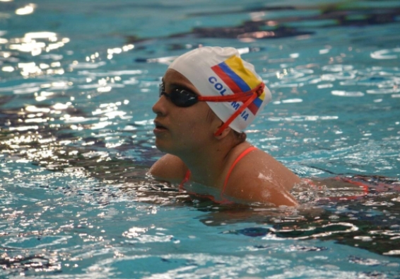 Sara Vargas en la piscina
