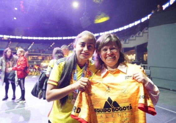 La directora del IDRD, Blanca Durán, y la jugadora Karla Daniela Vianchá, durante el acto de recibimiento a las jugadoras de la Selección Sub-17. 