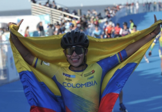 Gabriela Rueda levantando la bandera de Colombia